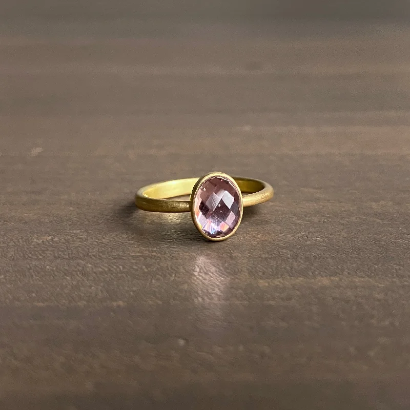 Limited-Stock Jewelry Sale – Once It's Gone, It's Gone Natural Oval Checkered Peachy Pink Umba Sapphire Ring Limited-Stock Jewelry Sale – Once It's Gone, It's Gone Natural Oval Checkered Peachy Pink Umba Sapphire Ring
