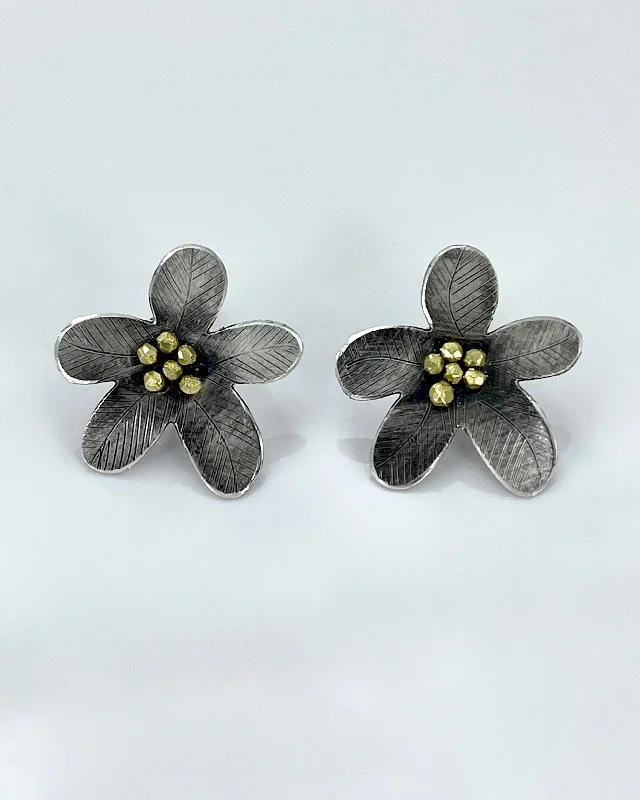 Get The Best Deals On Timeless Jewelry Pieces Himatsingka Daniel Flower Pointed Medium Earrings