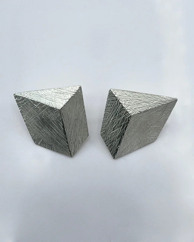 Luxury Jewelry Sale – Elegant Styles At Unbeatable Prices Heather Guidero Small Carved Corner Earrings Luxury Jewelry Sale – Elegant Styles At Unbeatable Prices Heather Guidero Small Carved Corner Earrings